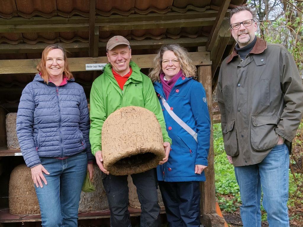 Petra Diegel, Marten Carstensen, Elke Barkhof und Derik Eicke (Foto von links) sind bereits mit den Vorbereitungen für den Imkertag 2024 beschäftigt.